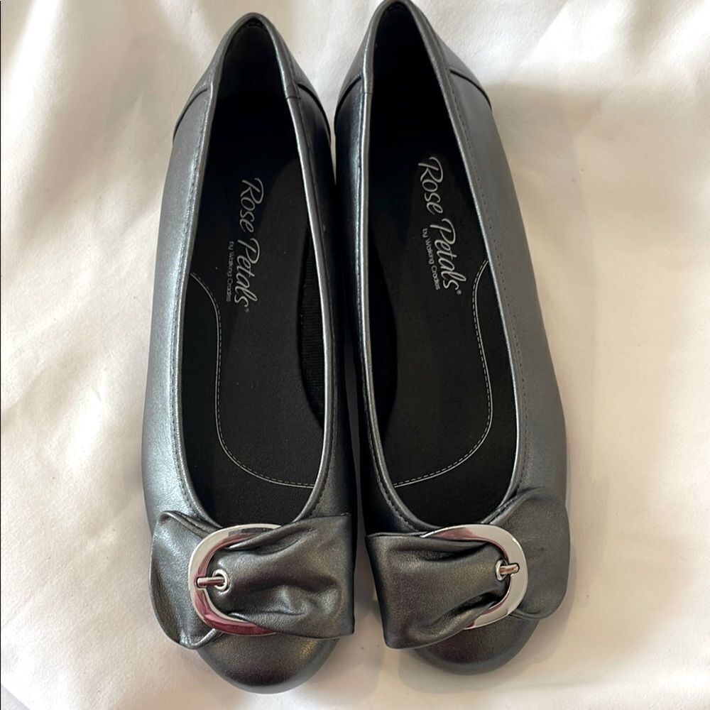 ROSE PETALS GUNMETAL FLATS BOW WITH SILVER CIRCLE.BEAUTIFULLY PADDED INSOLES NEW